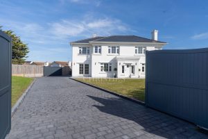 Detached Modern Residence Just A Short Walk To The Sea