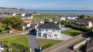 Detached Modern Residence Just A Short Walk To The Sea