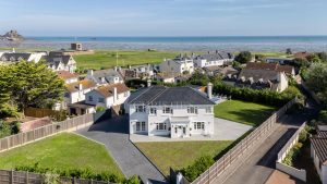 Detached Modern Residence Just A Short Walk To The Sea