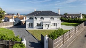 Detached Modern Residence Just A Short Walk To The Sea