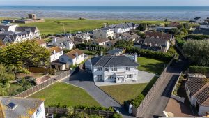 Detached Modern Residence Just A Short Walk To The Sea