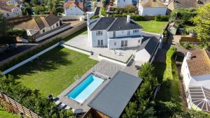 Detached Modern Residence Just A Short Walk To The Sea