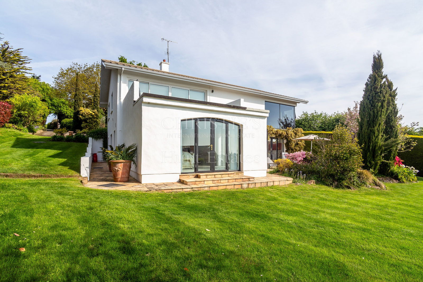 6 Bedroom Single Family Home/House's Image 26