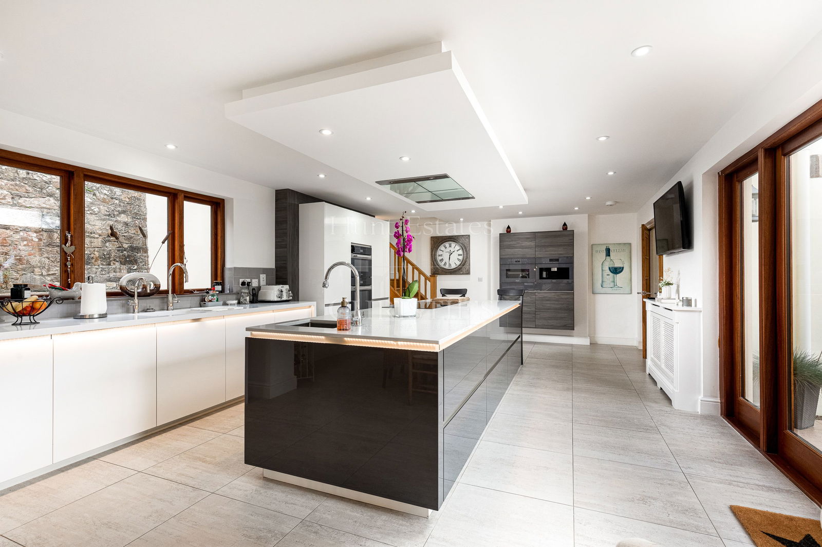 5 Bedroom Single Family Home/House's Image 3