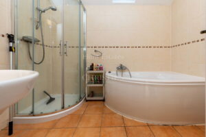 Detached Five Bedroom Family Home