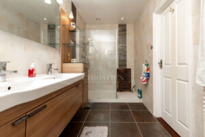 Detached Five Bedroom Family Home