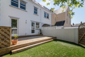 Modern Built Townhouse In A Quiet No Through Traffic Location