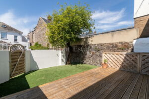 Modern Built Townhouse In A Quiet No Through Traffic Location