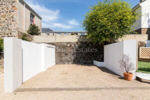 Modern Built Townhouse In A Quiet No Through Traffic Location