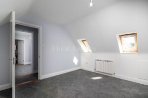 Modern Built Townhouse In A Quiet No Through Traffic Location