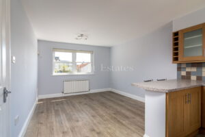 Modern Built Townhouse In A Quiet No Through Traffic Location