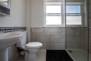 Modern Built Townhouse In A Quiet No Through Traffic Location