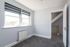 Modern Built Townhouse In A Quiet No Through Traffic Location