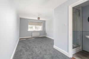 Modern Built Townhouse In A Quiet No Through Traffic Location