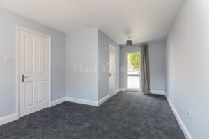 Modern Built Townhouse In A Quiet No Through Traffic Location