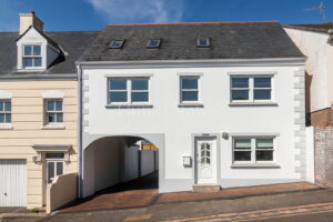 Modern Built Townhouse In A Quiet No Through Traffic Location