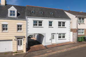 Modern Built Townhouse In A Quiet No Through Traffic Location