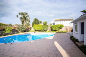 Non-Qualified - Newly Renovated Bungalow