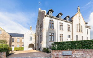Elegant Apartment In Country Setting