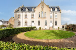 Elegant Apartment In Country Setting