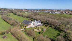 Private country home with annexes and surrounding land