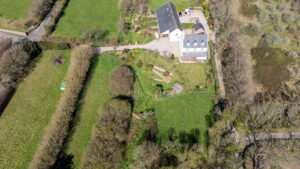 Private country home with annexes and surrounding land