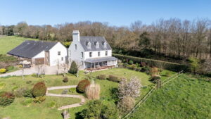 Private country home with annexes and surrounding land