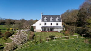 Private country home with annexes and surrounding land