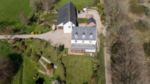 Private country home with annexes and surrounding land