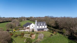 Private country home with annexes and surrounding land