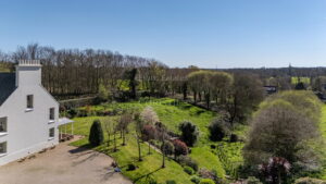 Private country home with annexes and surrounding land