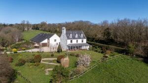 Private country home with annexes and surrounding land