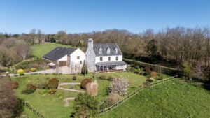 Private country home with annexes and surrounding land