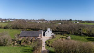 Private country home with annexes and surrounding land