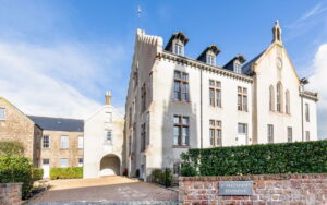 Elegant Two Bedroom Duplex Apartment In Country Setting