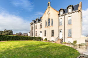 Elegant Two Bedroom Duplex Apartment In Country Setting