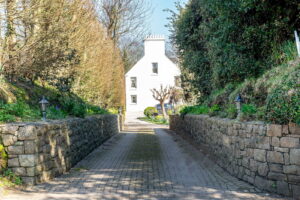 Private country home with annexes and surrounding land