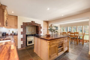 Private country home with annexes and surrounding land