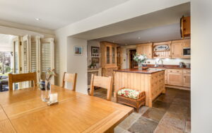 Private country home with annexes and surrounding land