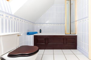 Private country home with annexes and surrounding land