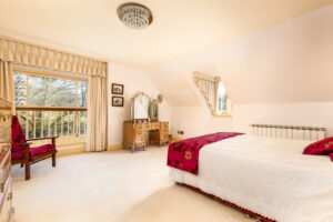 Private country home with annexes and surrounding land