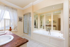 Private country home with annexes and surrounding land