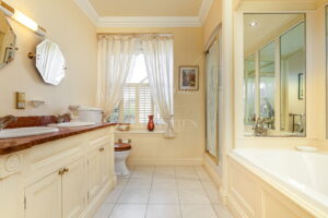 Private country home with annexes and surrounding land