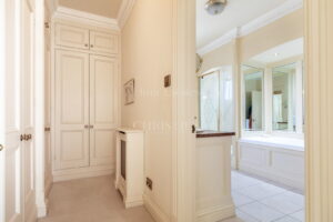 Private country home with annexes and surrounding land