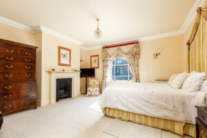 Private country home with annexes and surrounding land