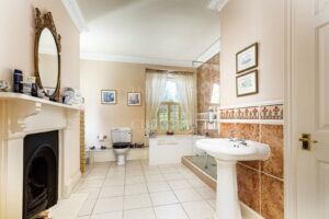 Private country home with annexes and surrounding land