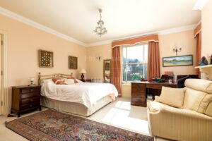 Private country home with annexes and surrounding land