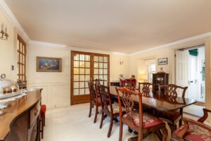 Private country home with annexes and surrounding land