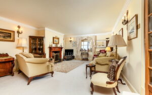 Private country home with annexes and surrounding land