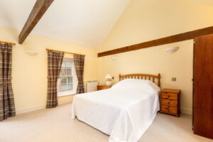 Private country home with annexes and surrounding land